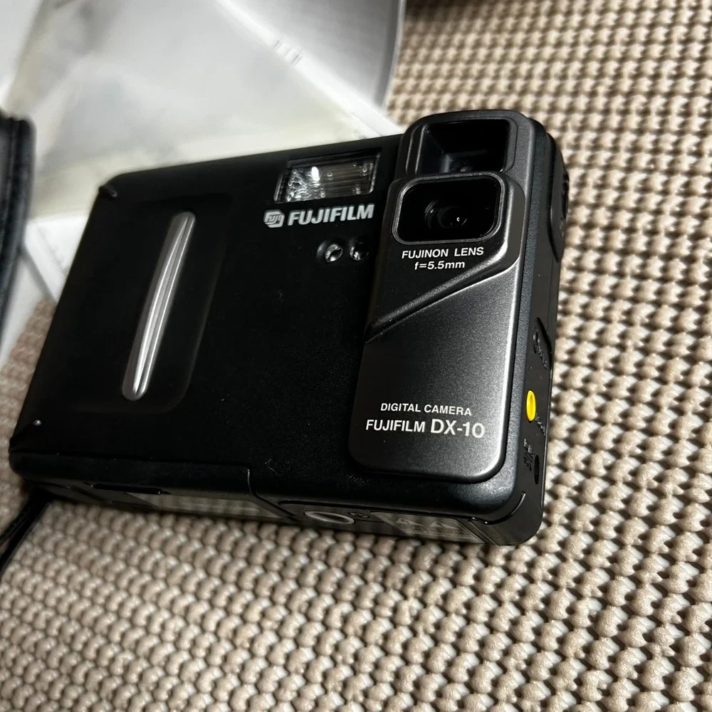 Fujifilm DX-10 Vintage Digital Camera Black Fujinon Lens 5.5mm CCD Boxed Kit‎